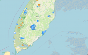 Een kaart van Texel, met daarop aangegeven de plekken waar betaald parkeren geldt en waar blauwe zones zich bevinden. Klik op deze afbeelding om naar de gedetailleerde kaart te gaan.